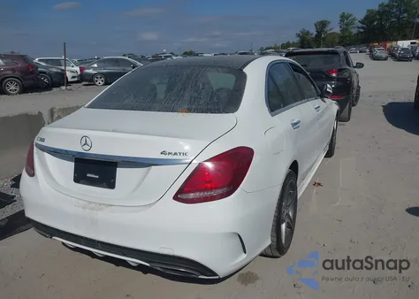 2015 Mercedes-Benz C 300 Sport 4Matic z USA, uszkodzony, nr VIN 55SWF4KB5FU028920